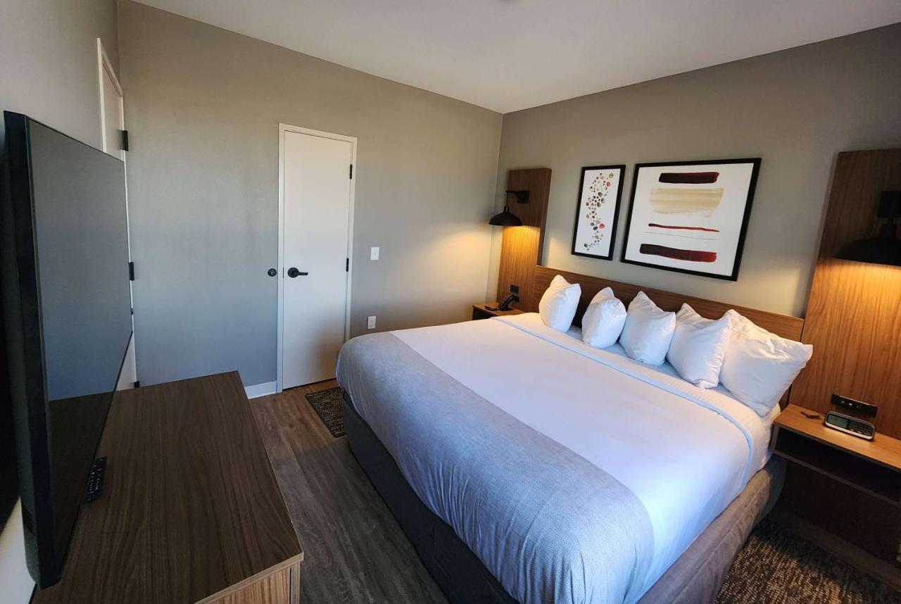 Hawthorn Suites By Wyndham Del Rio Exterior photo