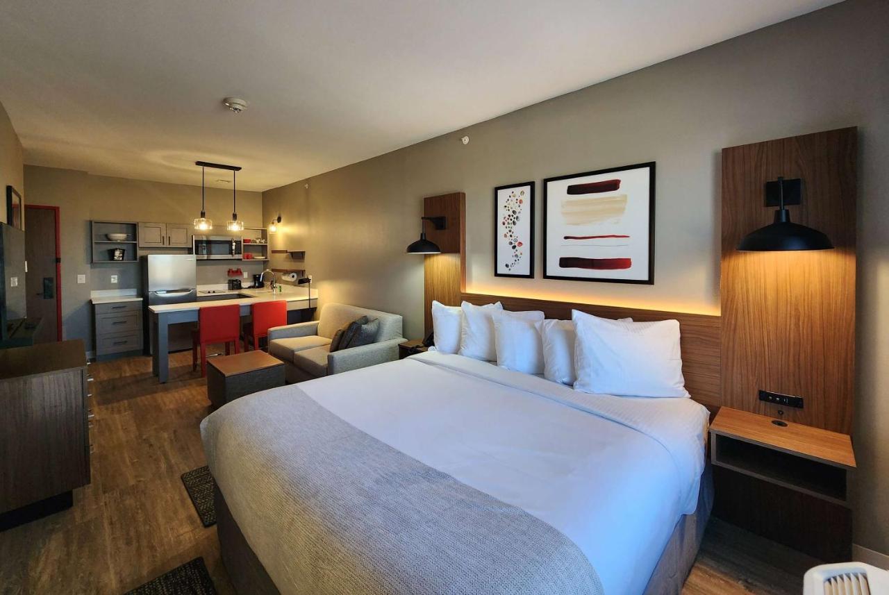 Hawthorn Suites By Wyndham Del Rio Exterior photo